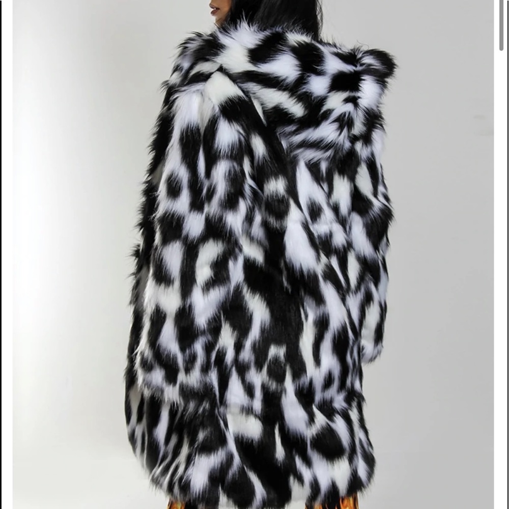 Monochrome Hooded Faux Fur Jacket w/ Pockets & Closures - Picture 4 of 6